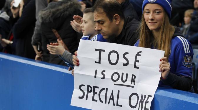 Fans memberikan dukungan kepada Jose Mourinho lewat tulisan pada lanjutan Liga Premier Inggris antara Chelsea dan Sunderland di Stadion Stamford Bridge, London, Sabtu (19/12/2015).  (AFP Photo/Ian Kington)