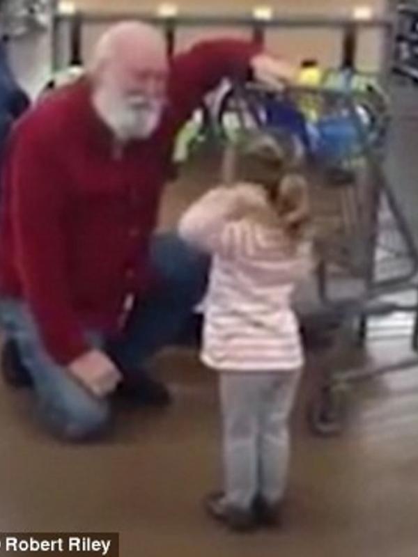Gadis kecil berbincang dengan laki-laki yang disangkanya sebagai Santa Claus. | via: Robert Riley