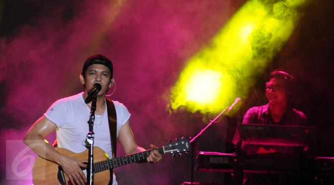 Vokalis grup band NOAH, Ariel saat tampil menghibur usai perhelatan Achilles Motorsport Festival 2015 di JIExpo Kemayoran Jakarta, Sabtu (19/12/2015). Sekitar satu jam NOAH tampil memukau penggemarnya. (Liputan6.com/Helmi Fithriansyah)
