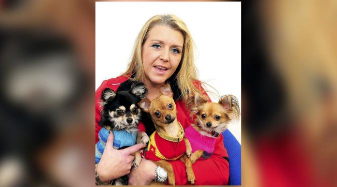 Victoria Black merasa 'ada di awang-awang' setelah bertemu lagi dengan anjing-anjingnya. (foto: Metro.co.uk)