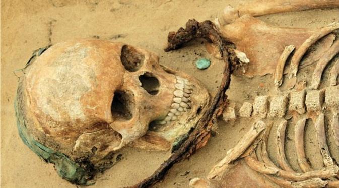 Kerangka Berkalung Arit, 'Kuburan Vampir' Abad ke-17 Ditemukan (Daily Mail)