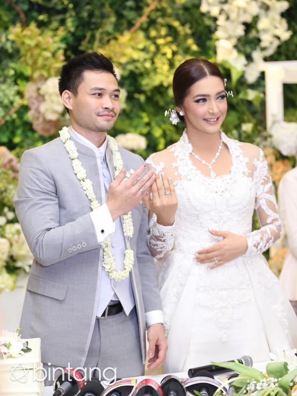 Nabila Syakieb dan Reshwara Argya Radinal setelah resmi jadi suami istri (Andy Masela/Bintang.com)