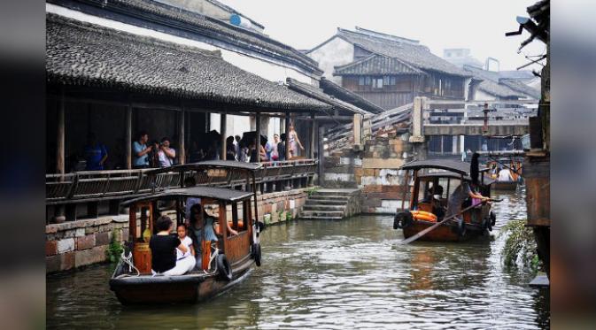 Kanal kota Wuzhen dijadikan sarana transportasi. (foto: Amusing Planet)