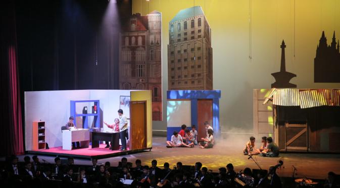 Pertunjukan drama musikal dari SMP Kolese Kanisius dalam rangka menyambut perayaan Natal. (Liputan6.com/Faizal Fanani)
