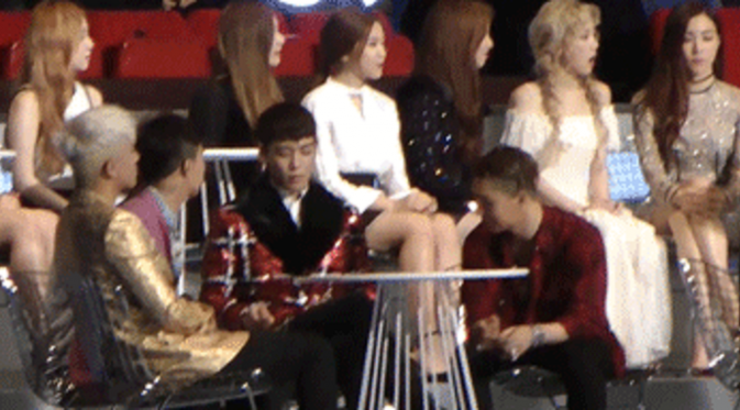G-Dragon yang tertangkap kamera tak bisa melepaskan pandangan dari Taeyeon `Girls Generation`.