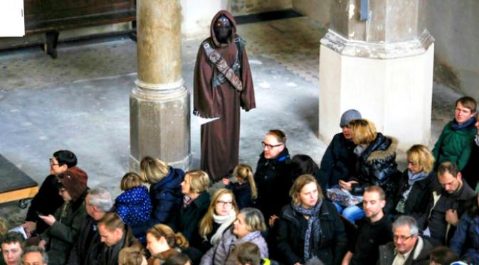 Kebaktian di gereja Zion di Berlin ini menggunakan tema Star Wars. (Sumber Huffington Post)