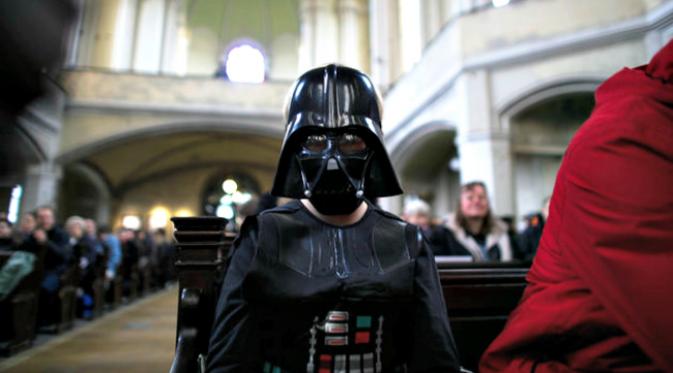 Kebaktian di gereja Zion di Berlin ini menggunakan tema Star Wars. (Sumber Huffington Post)