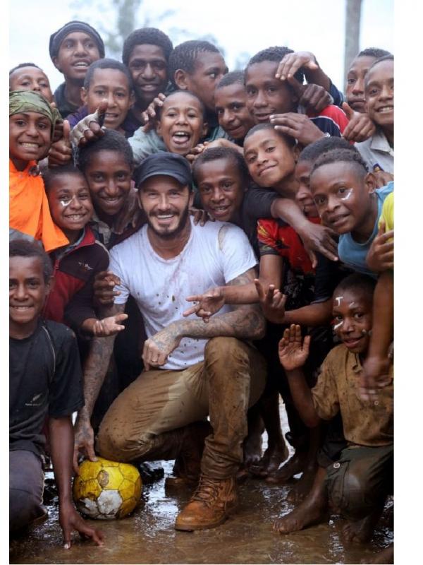 David Beckham usai bermain bola dengan anak-anak di Papua Nugini [foto: Mirror]