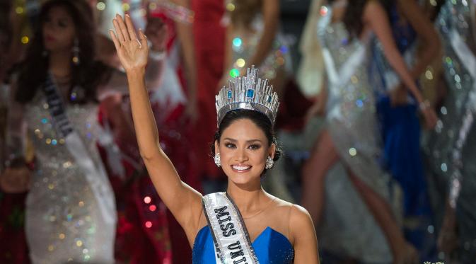 Ekspresi Miss Filipina, Pia Alonzo Wurtzbach usai dinobatkan sebagai pemenang Miss Universe 2015 di The AXIS Las Vegas, AS, Minggu (20/12). Sebelumnya, pembawa acara sempat salah mengumumkan nama Miss Columbia sebagai pemenang. (AFP Photo/VALERIE MACON)