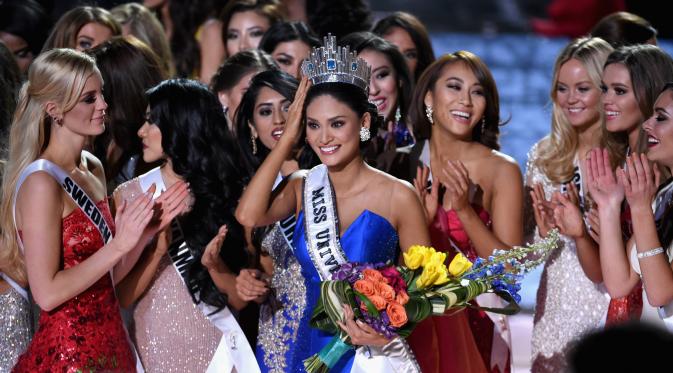 Miss Filipina, Pia Alonzo Wurtzbach mendapatkan ucapan selamat dari kontestan lainnya usai dinobatkan sebagai pemenang ajang kecantikan Miss Universe 2015 di The AXIS Las Vegas, AS, Minggu (20/12). (Ethan Miller/Getty Images/AFP)