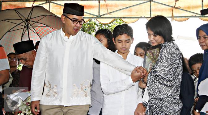Presenter Farhan terlihat menangis usai pemakaman anak pertamanya di TPU Tanah Kusir, Jakarta, Senin (21/12). Ridzky menghebuskan nafas terakhirnya di usia 16 tahun pada Minggu, (20/12/2015) pukul 13.40 WIB. (Liputan6.com/Immanuel Antonius)