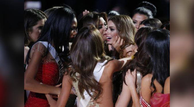 Peserta lain menenangkan Miss Colombia. (foto: News.com.au)