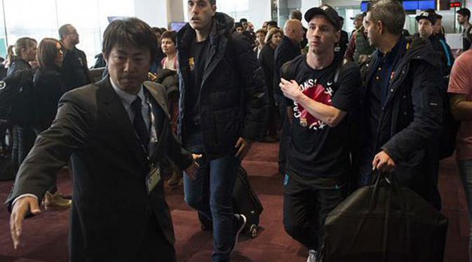 Lionel Messi dijaga ketat saat berada di bandara Narita (Marca)