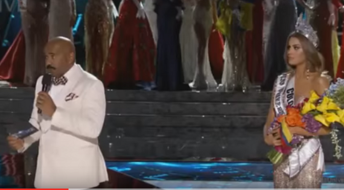 Pertama kali dalam sejarah di Miss Universe, Miss Colombia Ariadna Gutiérrez saat baru saja meraih gelar ratu kecantikan dunia yang ternyata sebuah kesalahan.