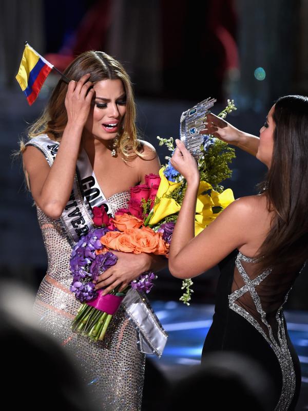 Miss Kolombia Ariadna Gutierrez menahan tangis saat mahkota dikepalanya dicopot oleh Miss Universe 2014 Paulina Vega akibat kesalahan MC yang salah menyebut pemenang Miss Universe 2015 di The AXIS Las Vegas, Minggu (20/12). (Ethan Miller/Getty Images/AFP)