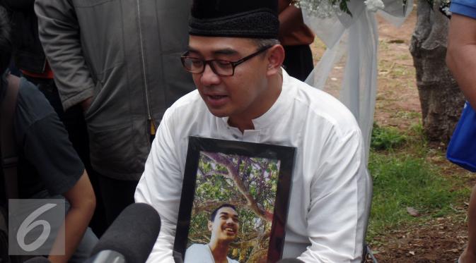 Farhan di pemakaman sang putra, Muhammad Ridzky Khalid di TPU Tanah Kusir, Jakarta. [Foto: Hernowo Anggie/Liputan6.com]