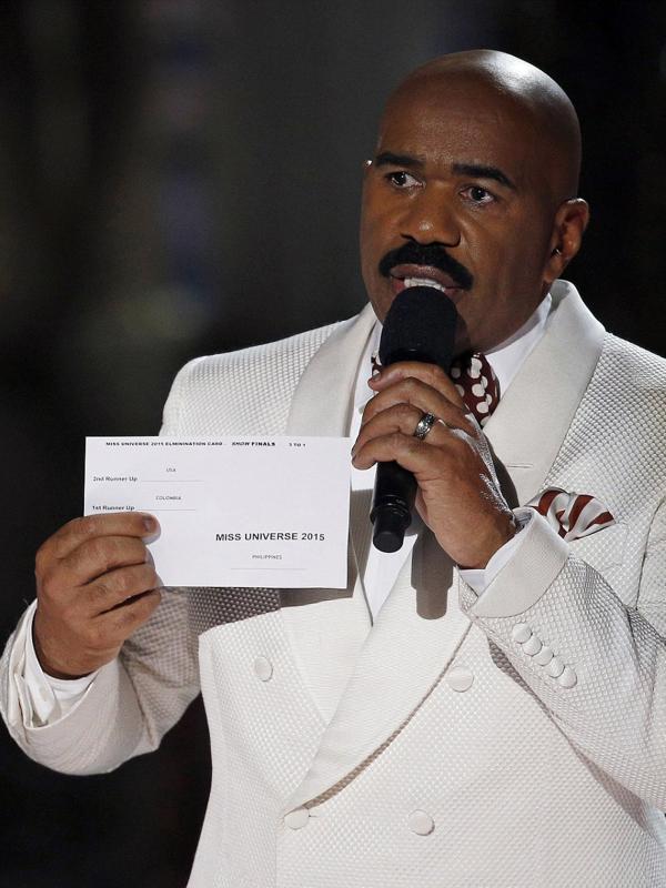 Steve Harvey, pembawa acara Miss Universe 2015 salah membacakan pengumuman pemenang. (foto: dailymail)