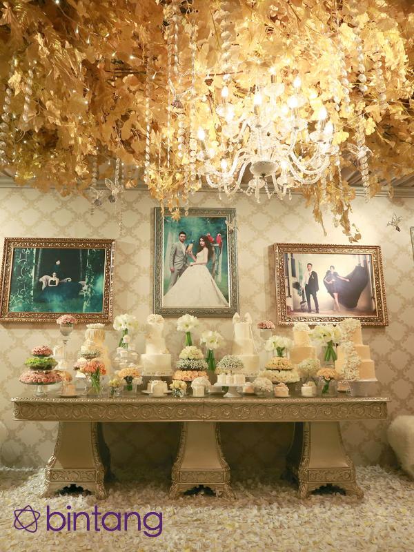 Eksklusif, tampak foto-foto pre wedding menghiasi ruangan resepsi pernikahan. (Fathan Rangkuti/Bintang.com)