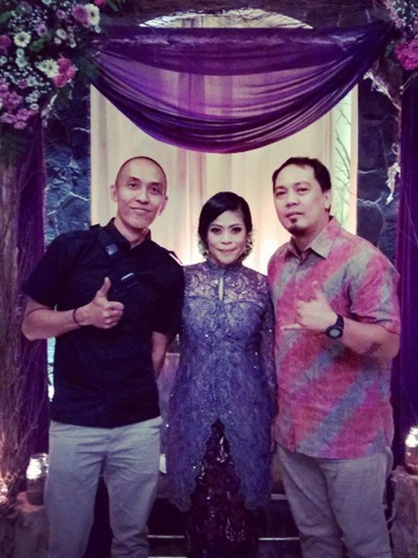 Kikan bersama dua sahabatnya di acara pernikahannya dengan Udzier. [Foto: Instagram]