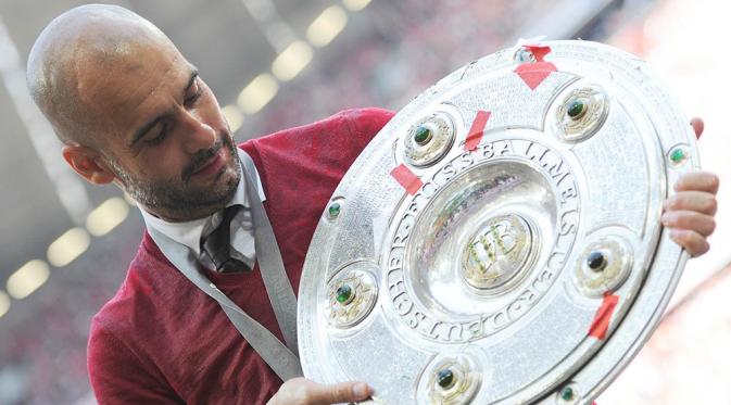 Josep Guardiola musim lalu sukses membawa Bayern Muenchen memenangkan gelar Bundesliga.(AFP/Angelika Warmuth)