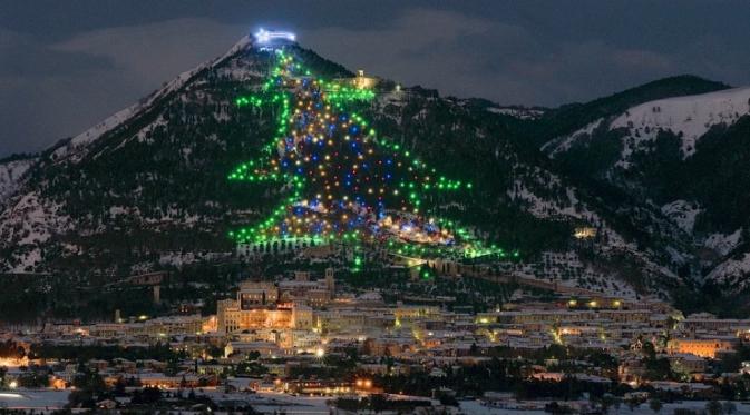 Pohon Natal di Gubbio, Italy (Sumber: Elitereaders.com)
