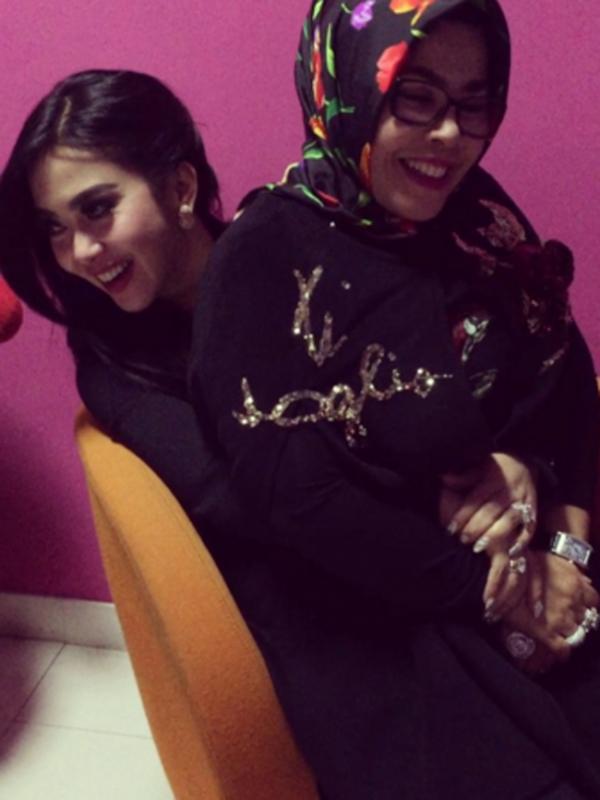 Syahrini dan ibunda (via instagram/@princesssyahrini)