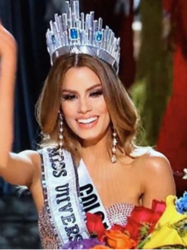 Miss Columbia Ariadna Gutierrez masih memasang mahkotanya di foto yang ia unggah di Instagram. Sumber: Instagram/gutierrezary