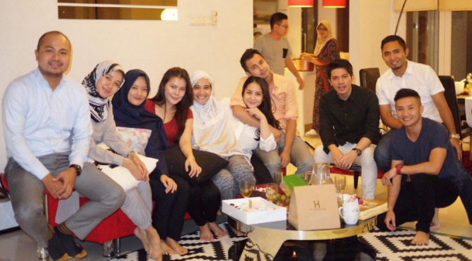 Zaskia Sungkar mendapat kejutan ulang tahun dari para sahabat [foto: instagram/zaskiasungkar15]