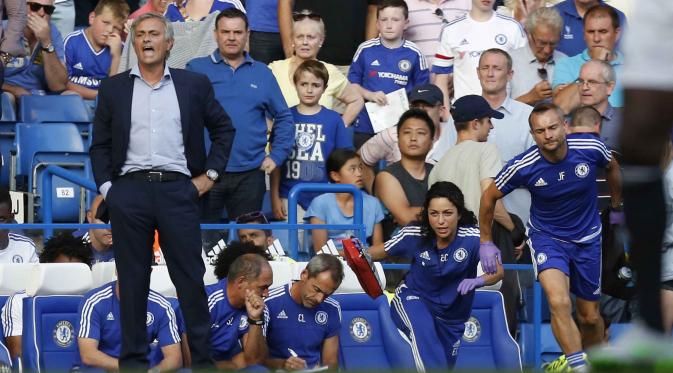 Eva Carneiro saat mencoba mengobati Eden Hazard