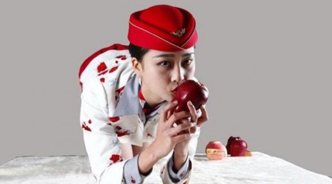 Sebuah toko online di China nampak menjual buah apel merah yang telah dicium para pramugari. 