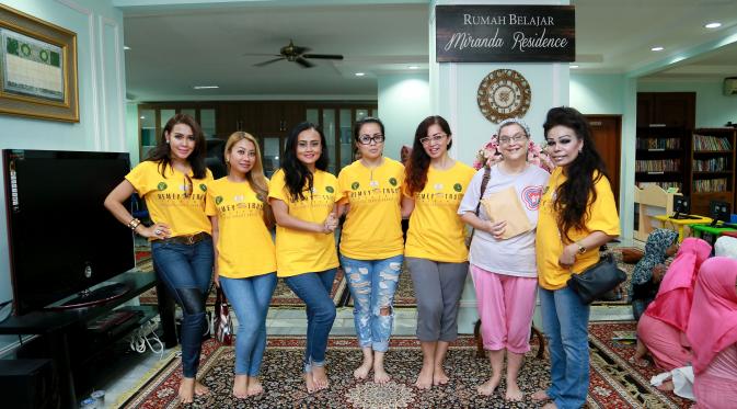 Mama Lemon bersama komunitas Hot Mama di Rumah Belajar Miranda