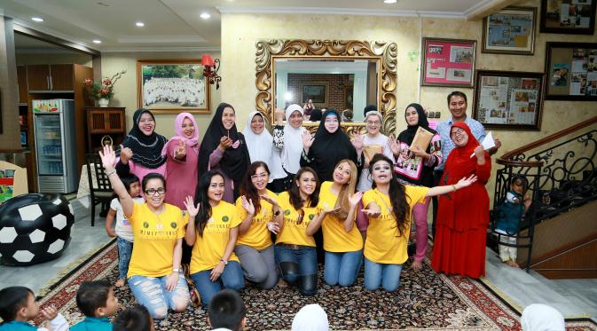 Mama Lemon bersama komunitas Hot Mama di Rumah Belajar Miranda