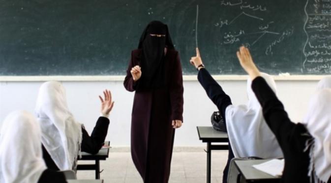 Kamu sedang melihat sekolah Islam? Bukan! Ini sekolah Kristen Ortodoks di Gaza. Peraturan Hamas mengharuskan seluruh pengajar dan murid mengenakan Jilbab | Via: facebook.com