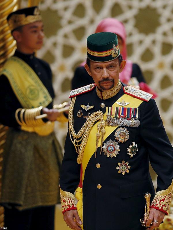  Jelang Hari Raya, Sultan Brunei Larang Rakyatnya Merayakan Natal | via: dailymail.co.uk