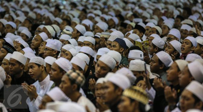 Umat muslim mengikuti peringatan Maulid Nabi Muhammad SAW di Masjid Istiqlal, Jakarta, Kamis (24/12). Kegiatan yang diselenggarakan oleh Majelis Rasulullah dan dihadiri Wapres Jusuf Kalla tersebut diikuti ribuan umat muslim. (Liputan6.com/Faizal Fanani)