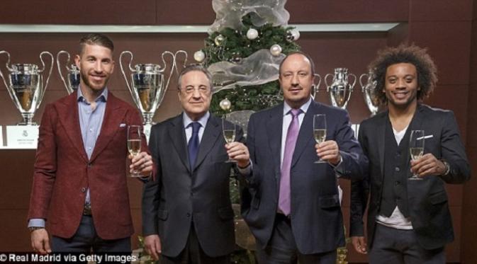 Sergio Ramos, Rafael Benitez, Florentino Perez dan Marcelo berpose untuk foto Natal (Daily Mail)