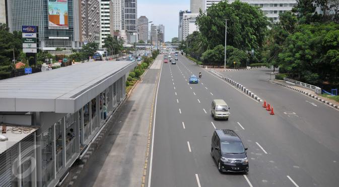 Kendaraan berlalu-lalang melintas di sepanjang Jalan Sudirman-Thamrin, Jakarta, Kamis (24/12). Suasana libur panjang yang dimulai hari ini hingga beberapa hari kedepan membuat sejumlah ruas jalan di Jakarta lengang. (Liputan6.com/Gempur M Surya)