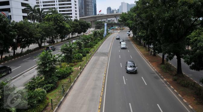 Kondisi arus lalu lintas di sepanjang Jalan Sudirman-Thamrin, Jakarta, Kamis (24/12). Suasana libur panjang yang dimulai hari ini hingga beberapa hari kedepan membuat sejumlah ruas jalan di Jakarta dan sekitarnya lengang. (Liputan6.com/Gempur M Surya)