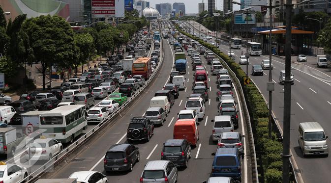 Kondisi arus lalu lintas di sepanjang tol dalam kota yang mengalami kemacetan, Jakarta, Kamis (24/12/2015). Kemacetan ini terjadi hingga ke jalan-jalan tol yang mengarah keluar Jakarta. (Liputan6.com/Angga Yuniar)