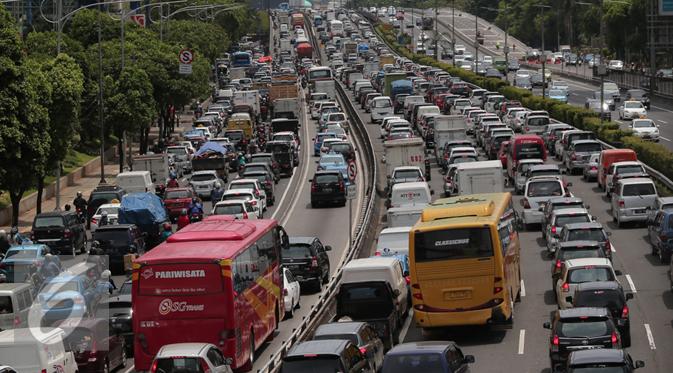 Ratusan kendaraan terjebak kemacetan di tol dalam kota, Jakarta, Kamis (24/12/2015). Libur panjang Natal dan tahun baru yang dimulai hari ini membuat lalu lintas di Jakarta dan sekitarnya terpantau padat. (Liputan6.com/Angga Yuniar)