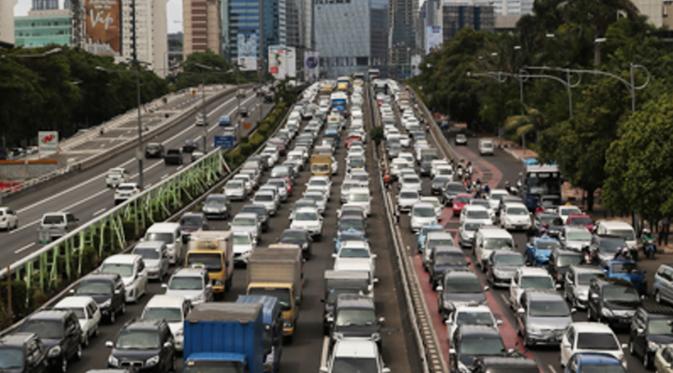 Suasana arus lalu lintas  di sepanjang tol dalam kota yang mengalami kemacetan, Jakarta, Kamis (24/12/2015). Kemacetan ini terjadi hingga ke jalan-jalan tol yang mengarah keluar Jakarta. (Liputan6.com/Angga Yuniar)