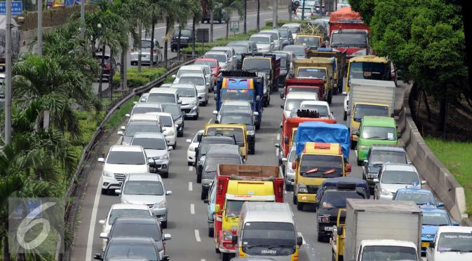 Ratusan kendaraan terjebak kemacetan di ruas tol dalam kota menuju tol Jagorawi dan Cikampek, Jakarta, Kamis (24/12). Jelang malam Natal dan Tahun Baru masyarakat memanfaatkan dan merayakannya di kampung halaman. (Liputan6.com/Helmi Afandi)