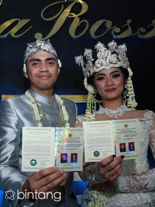 Ayudia Bing Slamet dan  Muhammad Pradana Budiarto saat menikah setahun yang lalu. (Deki Prayoga/Bintang.com)