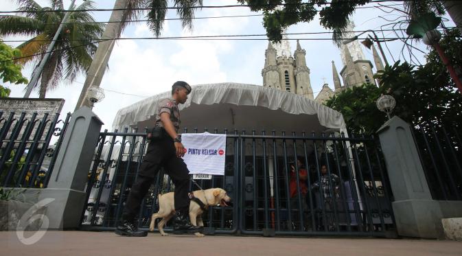 Polisi dari satuan Gegana dan K9 melakukan sterilisasi sebelum misa Natal di Gereja Katedral, Jakarta, (24/15). Sebanyak 400 personel keamanan gabungan disiapkan untuk pengamanan Misa Malam Natal ini. (/Gempur M Surya)