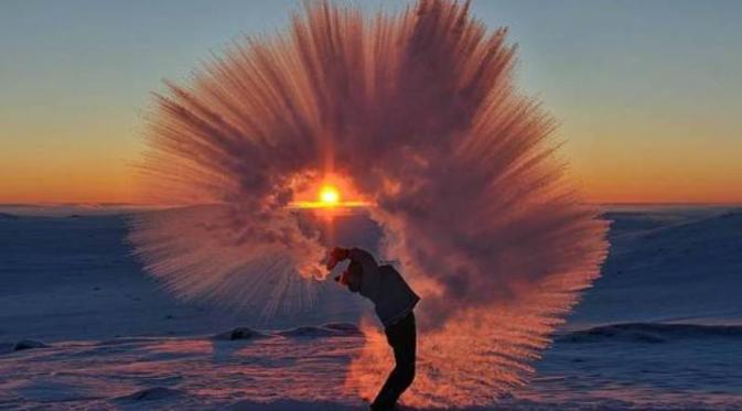Seorang fotografer asal Ontario, Kanada, Michael Davies, mengabadikan momen saat teh panas dilemparkan di suhu ekstrem.