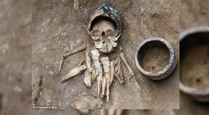 Misteri Kuburan Bayi dan Ukiran Tanduk Rusa Berusia 4.500 Tahun (Daily Mail)