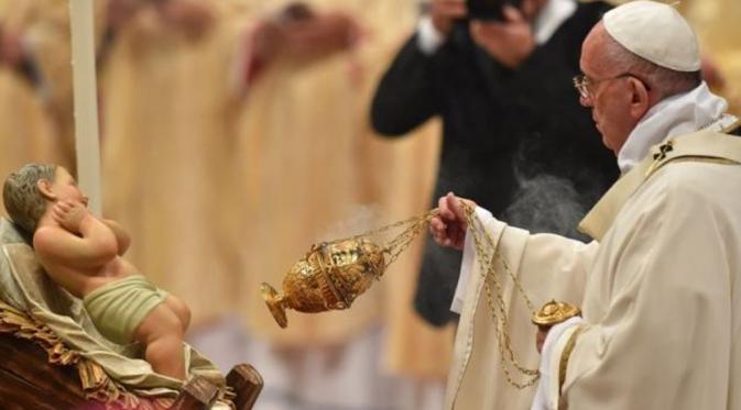 Paus Fransiskus di malam misa Natal di Vatikan. (AFP)