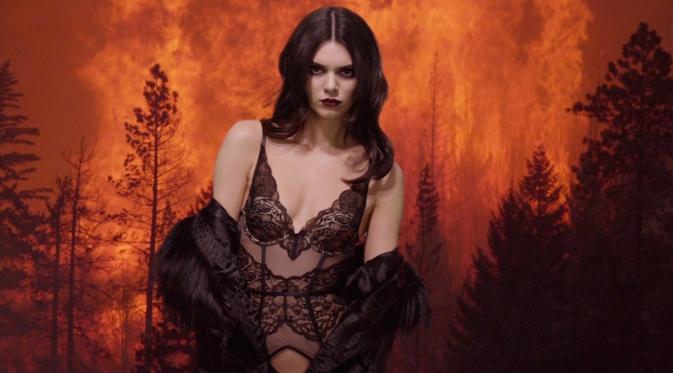 Kendall Jenner menjadi misterius dengan riasan vampy dark yang dikenakannya. Model 20 tahun itu melakukan pemotretan bertema 'YuleFire' dengan latar hutan terbakar untuk kalender majalah Love 2016. (dailymail.co.uk)