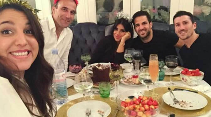 Cesc Fabregas menghabiskan Natal dengan makan malam bersama keluarganya di Barcelona. (Instagram)