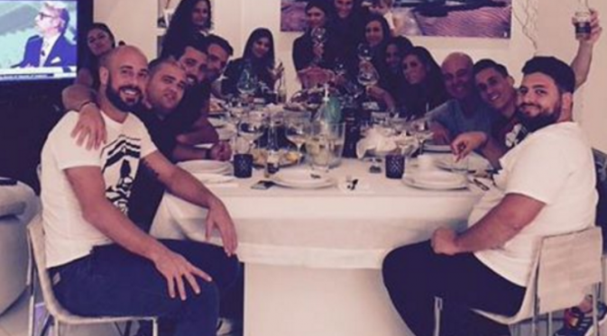 Penjaga gawang Napoli, Pepe Reina, menghabiskan Natal dengan berkumpul bersama teman-temannya. (Instagram)